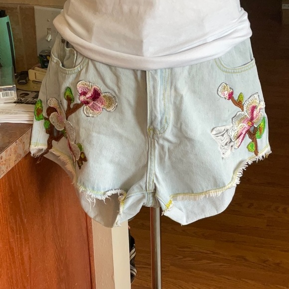 ETWO Jean Shorts with Pink Embroidered Flowers Size L, Preowned - Picture 4 of 13